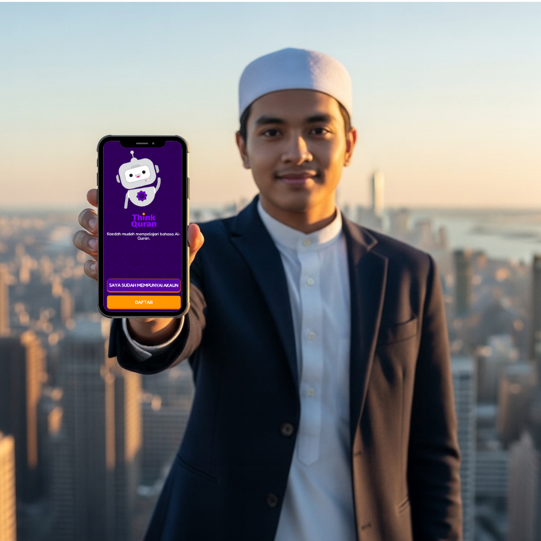 Model memegang telefon memaparkan aplikasi ThinkQuran
